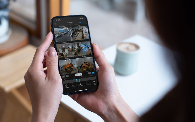 Synology Cam-appen på en mobiltelefon med live-visning fra flere kameraer